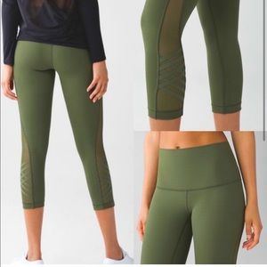 LULULEMON MINIMALIST CROP IN OLIVE GREEN//Size 8💚💚